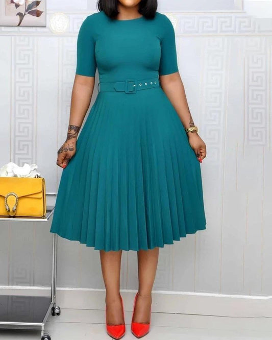 Vestido plisado de manga corta en color liso en la rodilla