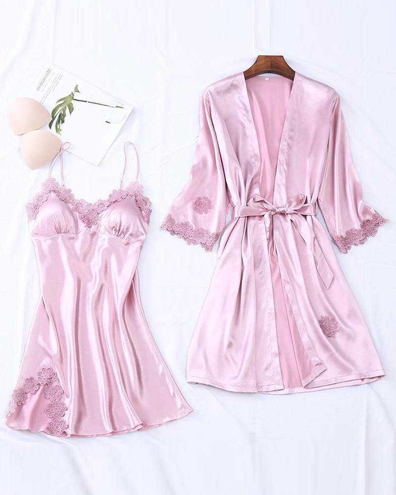 Conjunto de camisola y bata con ribete de encaje