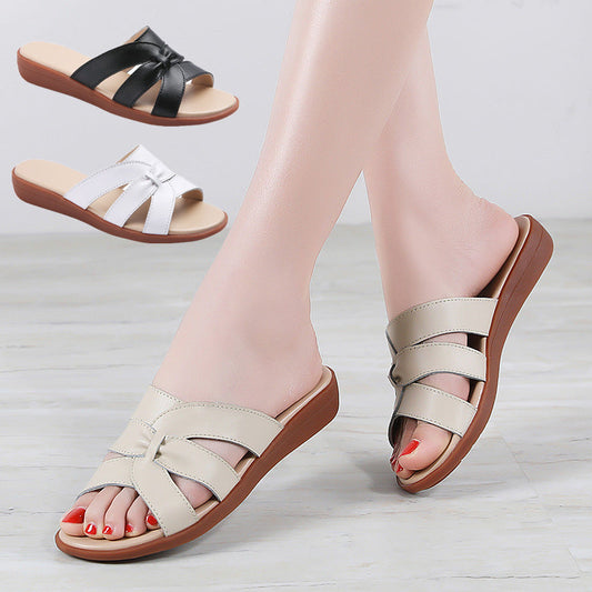 Sandalias Cómodas Y De Fondo Plano En Verano