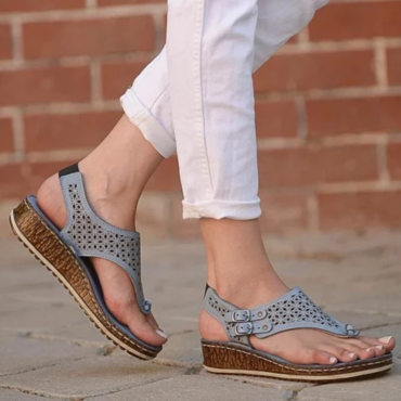 Sandalias con cuña y tanga casual