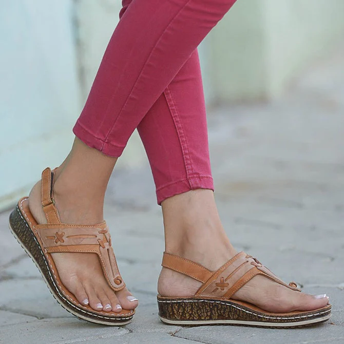 Sandalias de diseño tallado en cuña de tacón hueco de moda de verano