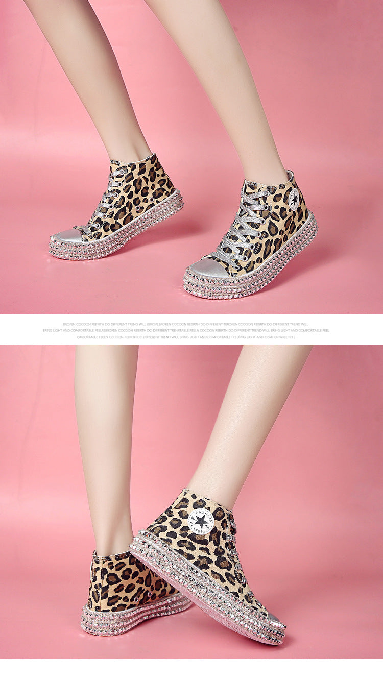 Elegantes zapatos brinllante de top alto