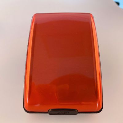 Cartera con cajas de tarjeta y moneda