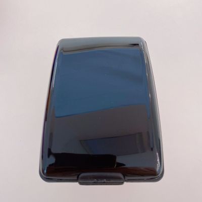 Cartera con cajas de tarjeta y moneda