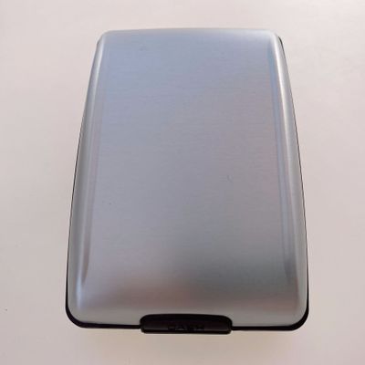 Cartera con cajas de tarjeta y moneda