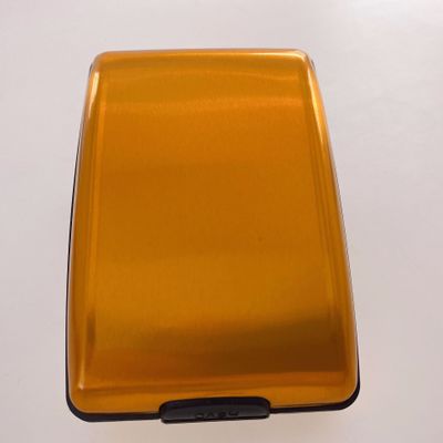 Cartera con cajas de tarjeta y moneda