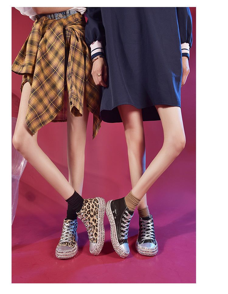 Elegantes zapatos brinllante de top alto