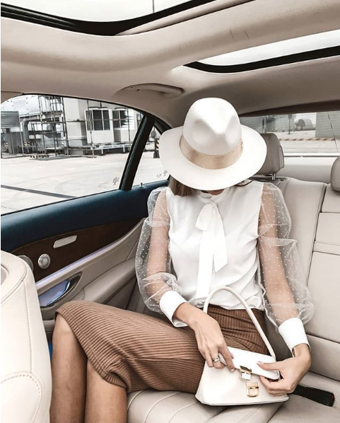 Camisa de malla semi transparente con lunares