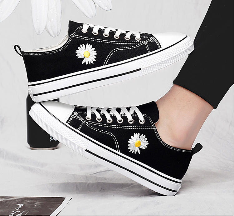 Los zapatos de lona para hombre y mujer primavera y verano pequeños bordados margarita