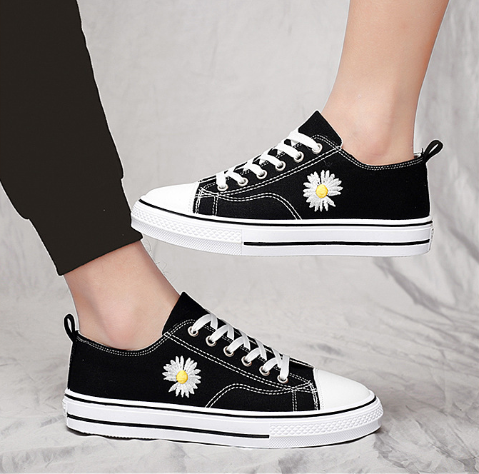 Los zapatos de lona para hombre y mujer primavera y verano pequeños bordados margarita