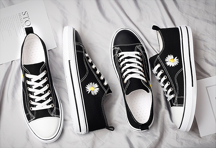 Los zapatos de lona para hombre y mujer primavera y verano pequeños bordados margarita