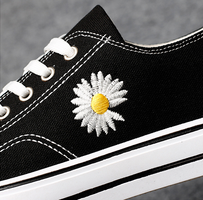Los zapatos de lona para hombre y mujer primavera y verano pequeños bordados margarita