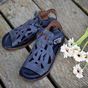 Sandalias informales con hebilla retro