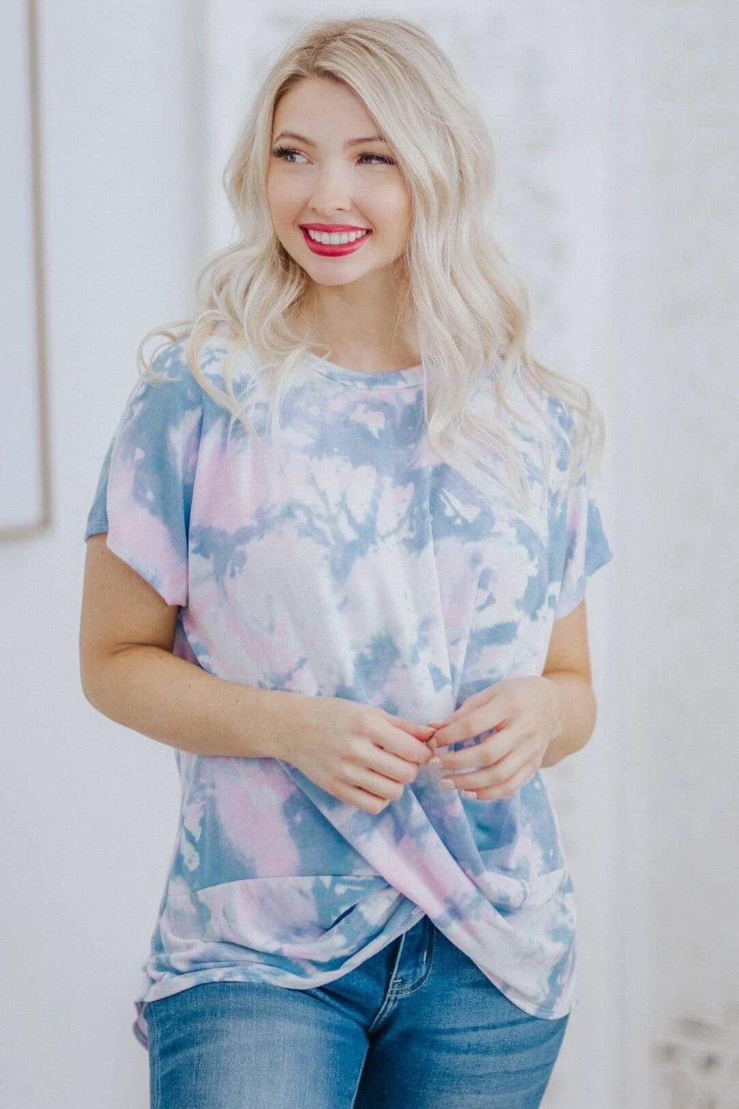 Camiseta con nudo tie-dye