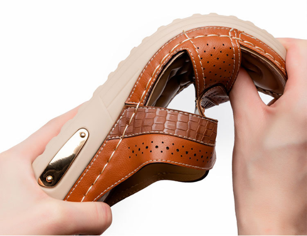 Cómodas zapatillas con remaches antideslizantes de suela gruesa