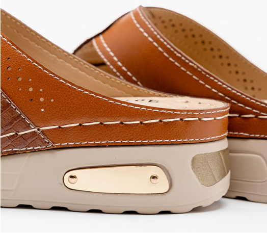 Cómodas zapatillas con remaches antideslizantes de suela gruesa