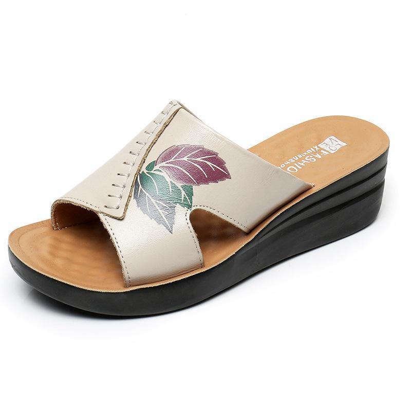 Pantuflas de piel de madre con tacón inclinado y fondo suave estampado de mediana edad