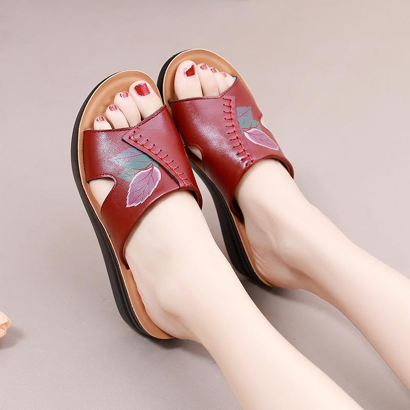 Pantuflas de piel de madre con tacón inclinado y fondo suave estampado de mediana edad