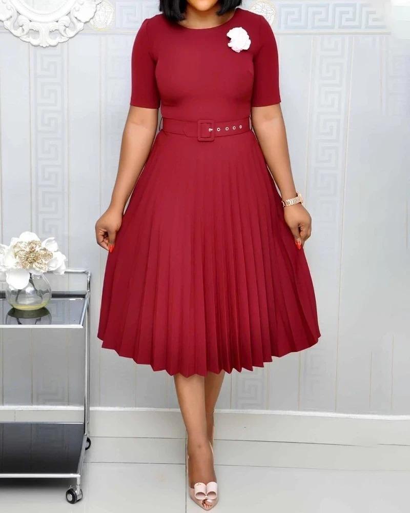 Vestido plisado de manga corta en color liso en la rodilla