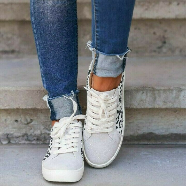 Zapatillas Planas Con Puntera Redonda Y Cordones De Leopardo