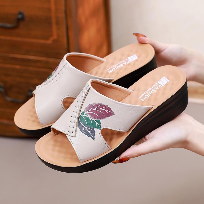 Pantuflas de piel de madre con tacón inclinado y fondo suave estampado de mediana edad