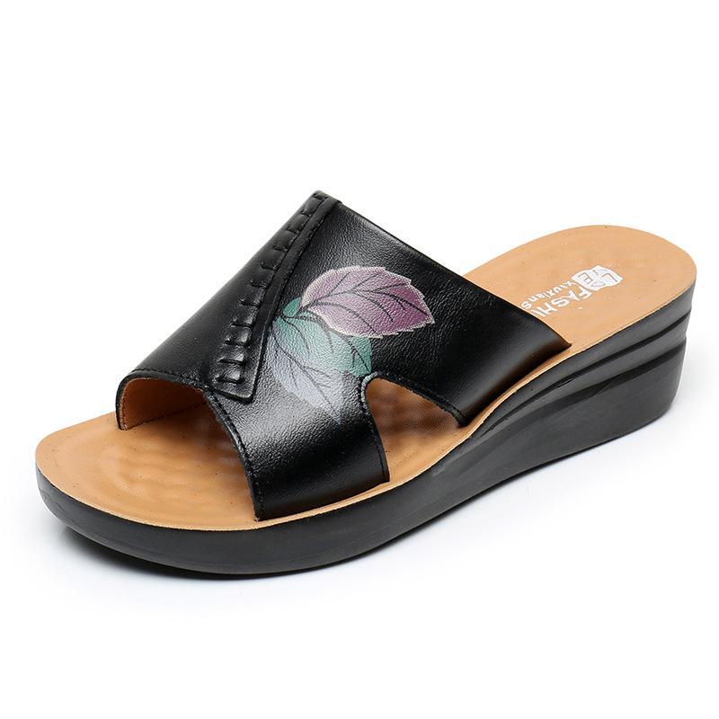 Pantuflas de piel de madre con tacón inclinado y fondo suave estampado de mediana edad