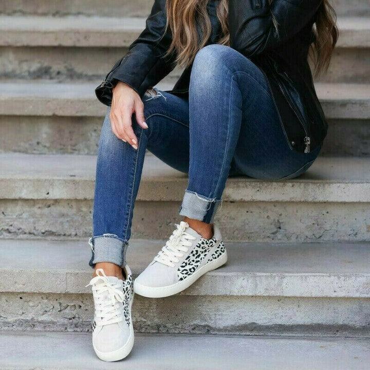 Zapatillas Planas Con Puntera Redonda Y Cordones De Leopardo