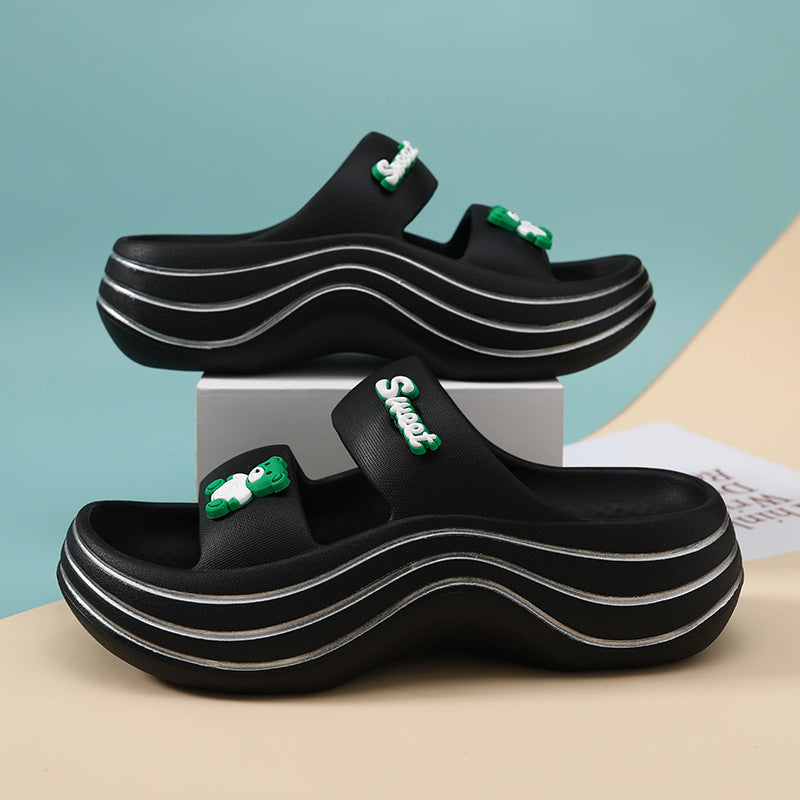 En Verano, La Playa Es Fresca Y Las Zapatillas De Fondo Grueso Del Hogar Son Frescas.