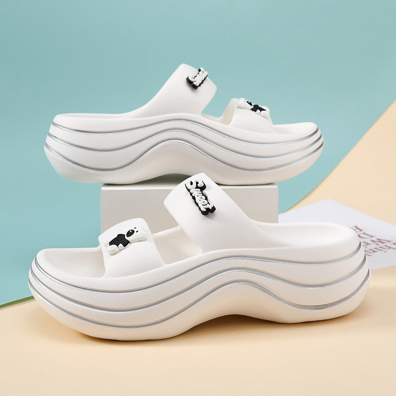 En Verano, La Playa Es Fresca Y Las Zapatillas De Fondo Grueso Del Hogar Son Frescas.