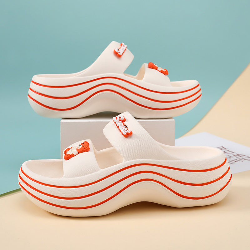 En Verano, La Playa Es Fresca Y Las Zapatillas De Fondo Grueso Del Hogar Son Frescas.