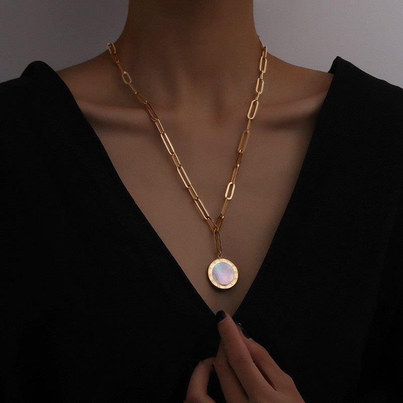 Retro High Sense Ins Tide Viento Frío Concha Negra Colgante Clavícula Suéter Collar Mujeres