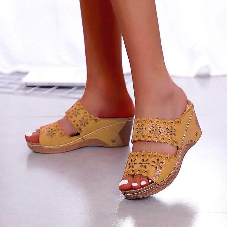 El Pastel De Pino Con Talón De Pendiente Está Hueco Y Aumenta, Y Las Zapatillas Frías Romanas Con Los Dedos Abiertos Están Abiertas.