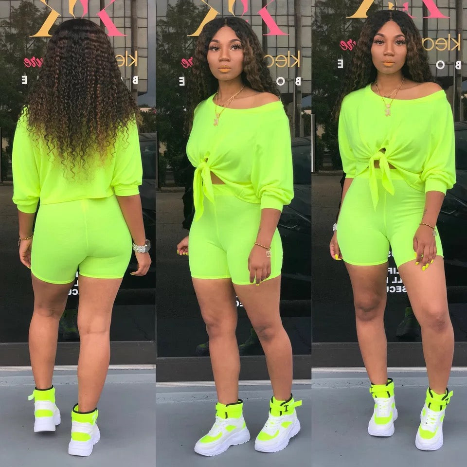 Conjunto anudado deportivo con top anudado y top corto