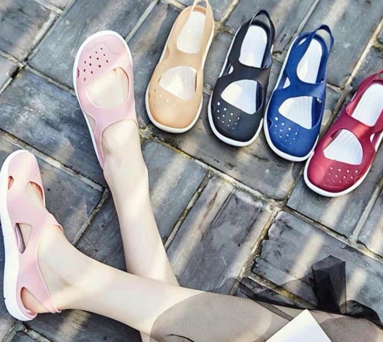 Forme a señoras planas las sandalias elásticas impermeables de las mujeres de los zapatos de la jalea