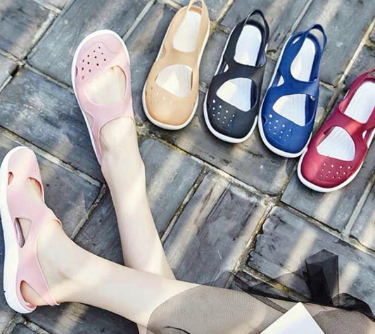 Forme a señoras planas las sandalias elásticas impermeables de las mujeres de los zapatos de la jalea