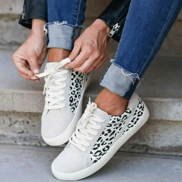 Zapatillas Planas Con Puntera Redonda Y Cordones De Leopardo