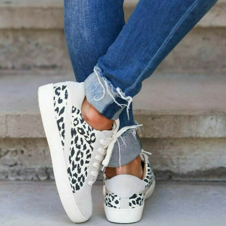 Zapatillas Planas Con Puntera Redonda Y Cordones De Leopardo