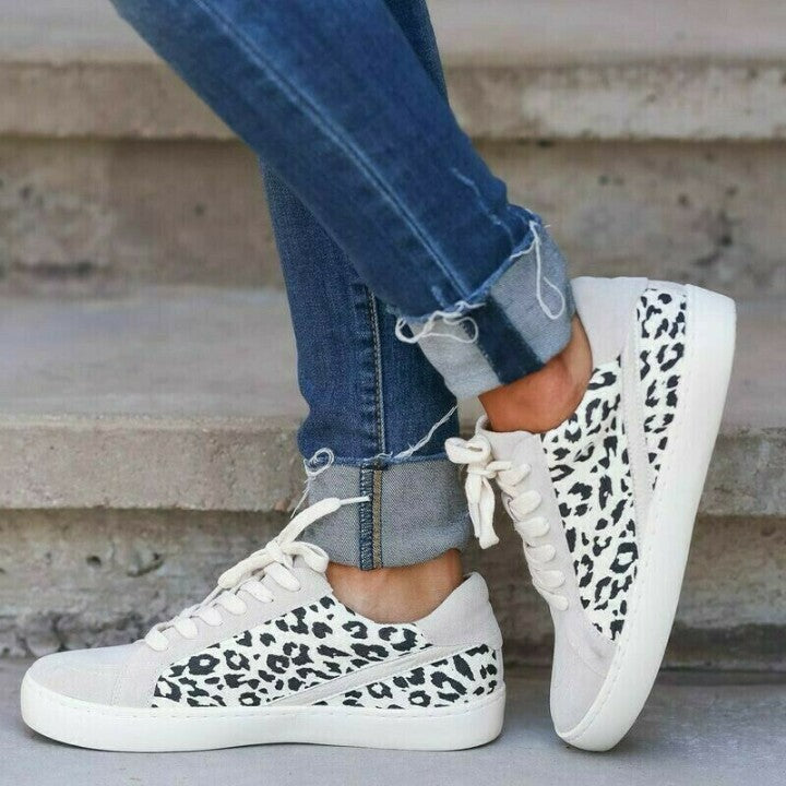 Zapatillas Planas Con Puntera Redonda Y Cordones De Leopardo