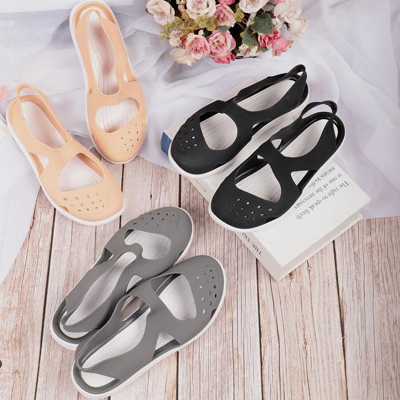 Forme a señoras planas las sandalias elásticas impermeables de las mujeres de los zapatos de la jalea