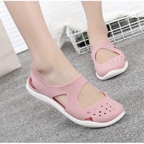 Forme a señoras planas las sandalias elásticas impermeables de las mujeres de los zapatos de la jalea