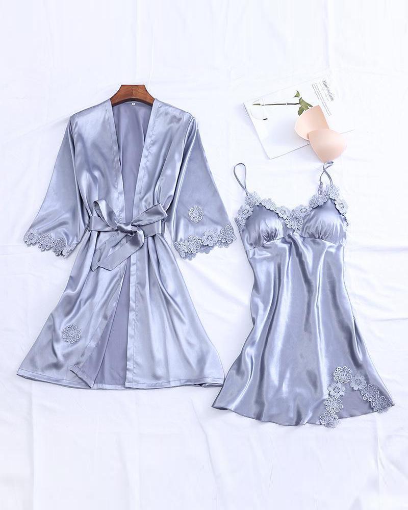 Conjunto de camisola y bata con ribete de encaje