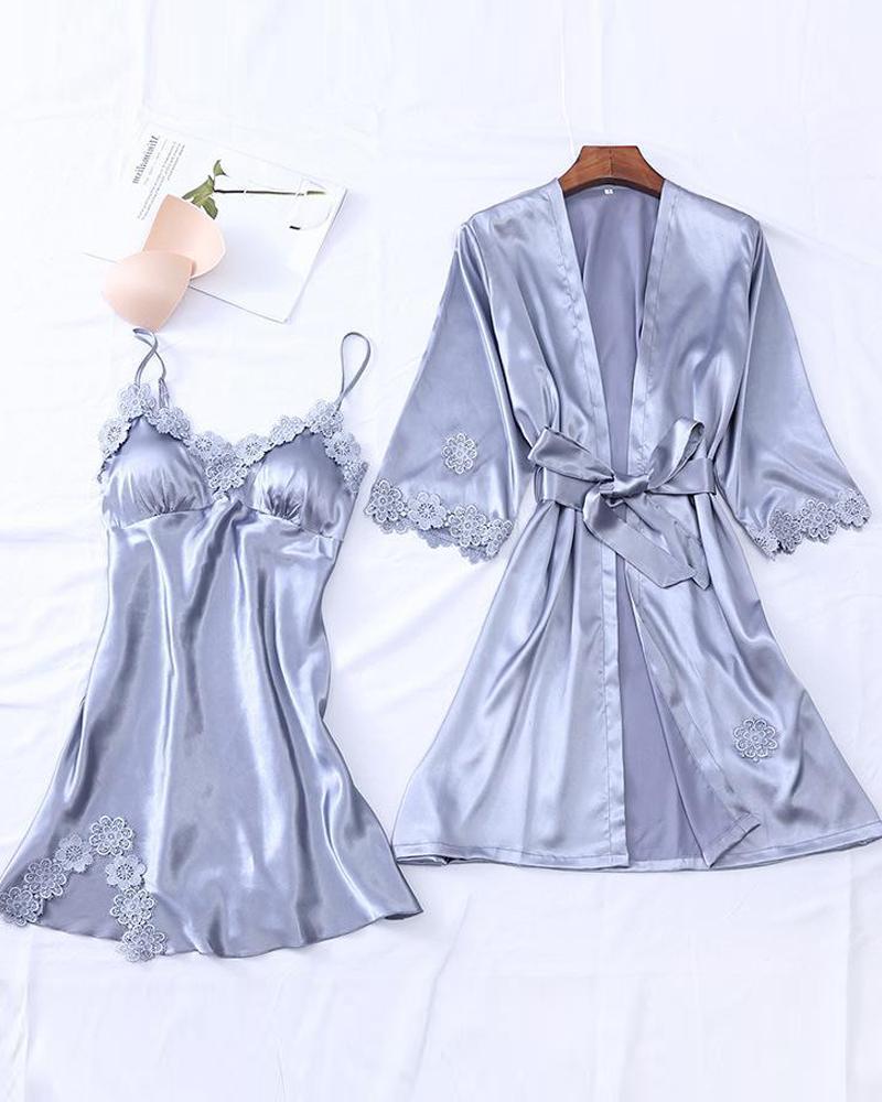 Conjunto de camisola y bata con ribete de encaje