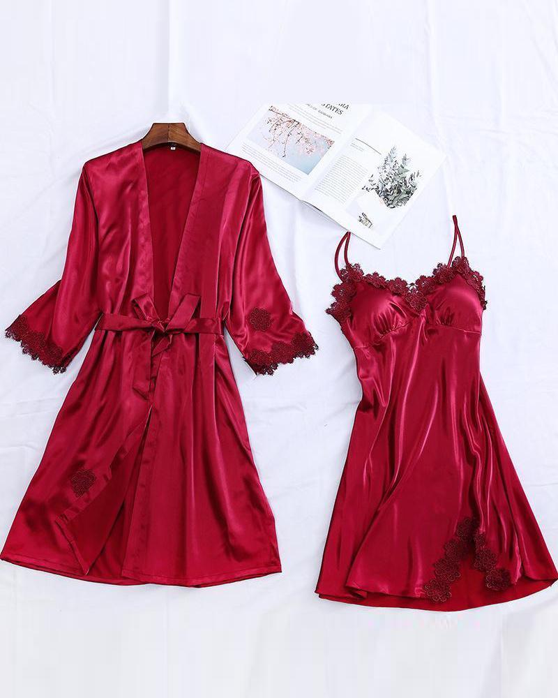 Conjunto de camisola y bata con ribete de encaje