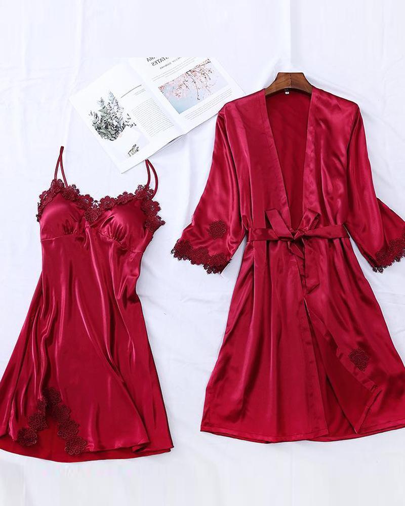 Conjunto de camisola y bata con ribete de encaje