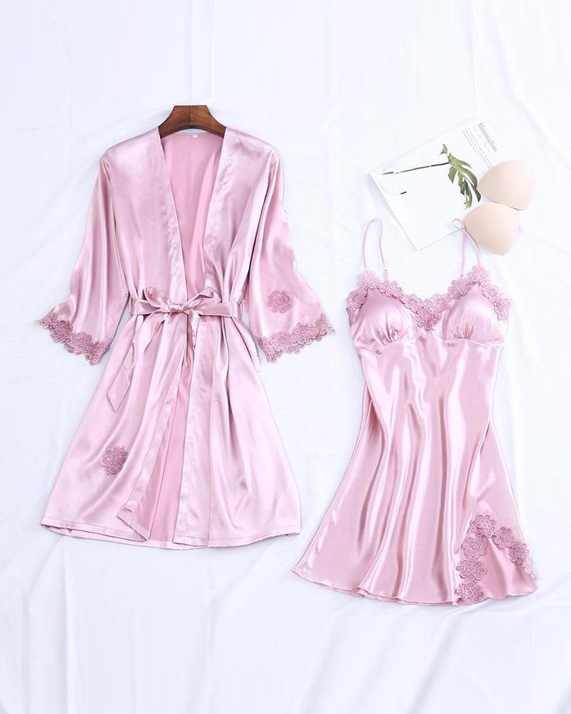 Conjunto de camisola y bata con ribete de encaje