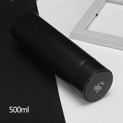 La taza inteligente de aislamiento muestra la temperatura