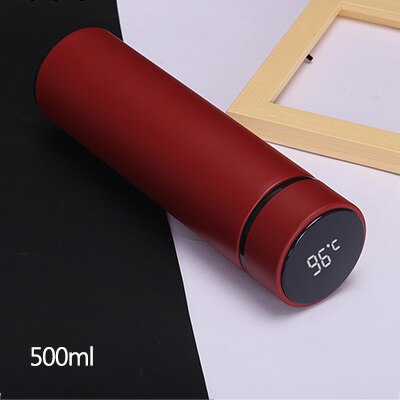 La taza inteligente de aislamiento muestra la temperatura