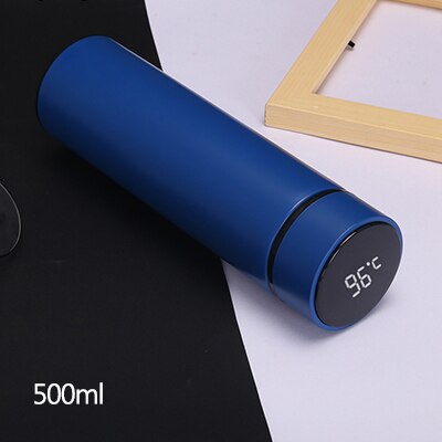 La taza inteligente de aislamiento muestra la temperatura