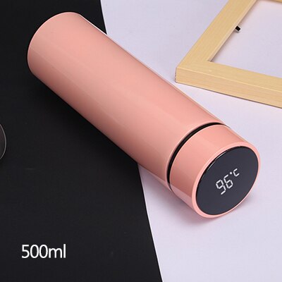 La taza inteligente de aislamiento muestra la temperatura