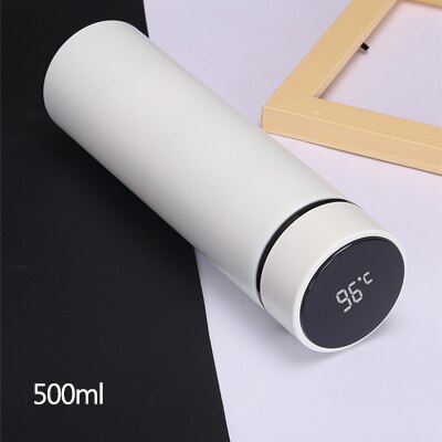 La taza inteligente de aislamiento muestra la temperatura